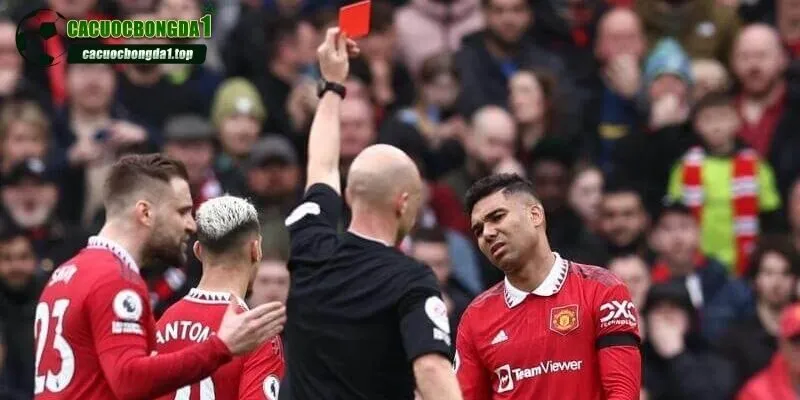 Trọng tài rút thẻ đỏ, liên quan trực tiếp đến việc treo giò là gì